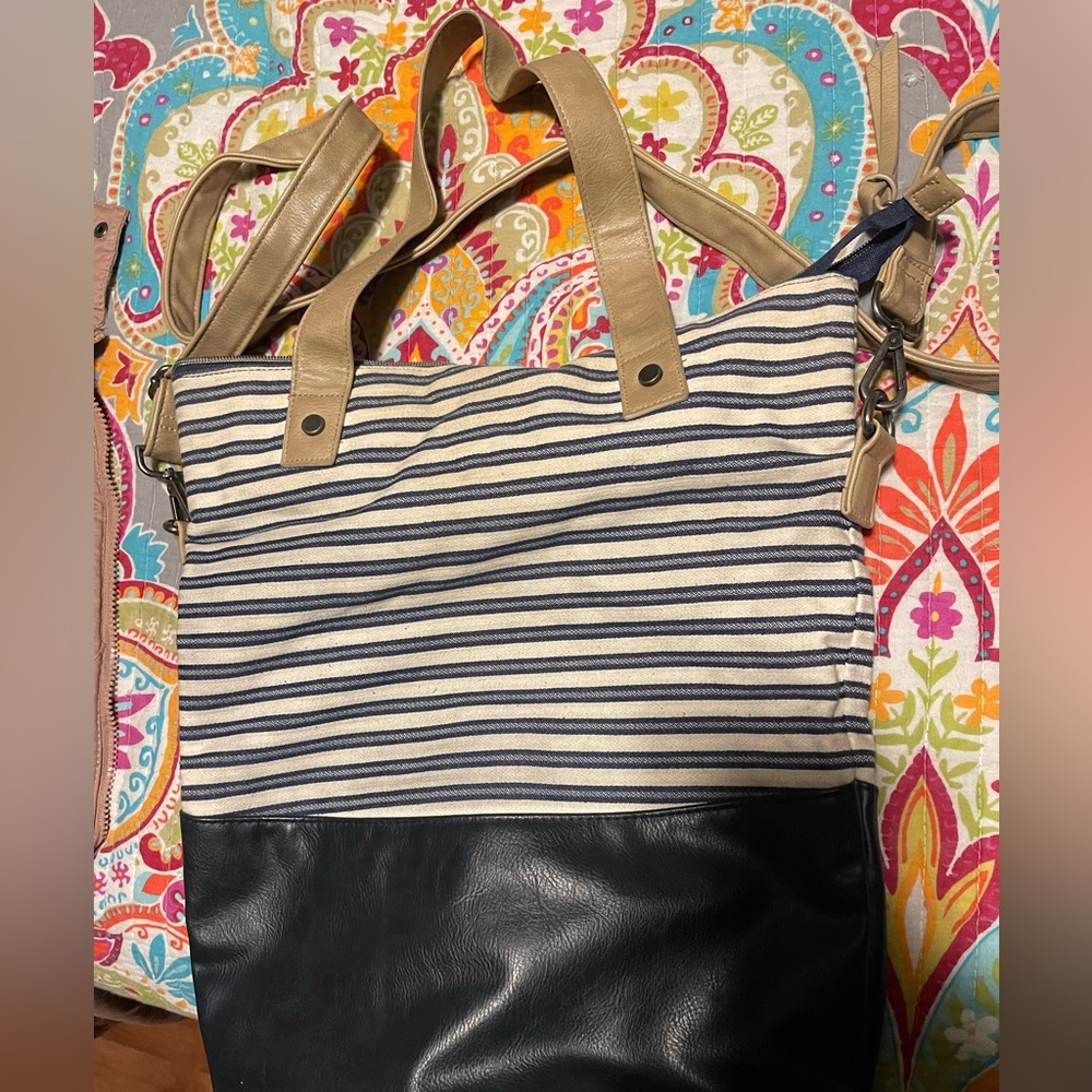 Maurice’s cream and navy crossbody